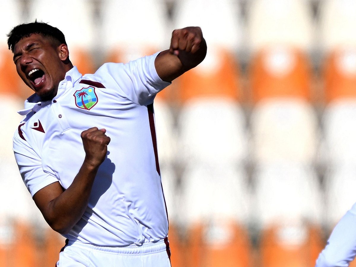 গুড়াকেশ মোতিরা এমন উদ্‌যাপনের উপলক্ষ একটু পরপরই পেয়েছেন। এই ছবিটা কামরান গুলামকে ফেরানোর পর