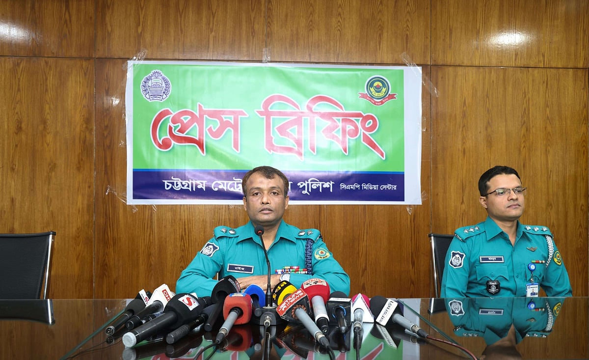 ব্রিফিংয়ে বক্তব্য দিচ্ছেন নগর পুলিশের উপকমিশনার (গণমাধ্যম) রইছ উদ্দিন। আজ শনিবার দুপুরে