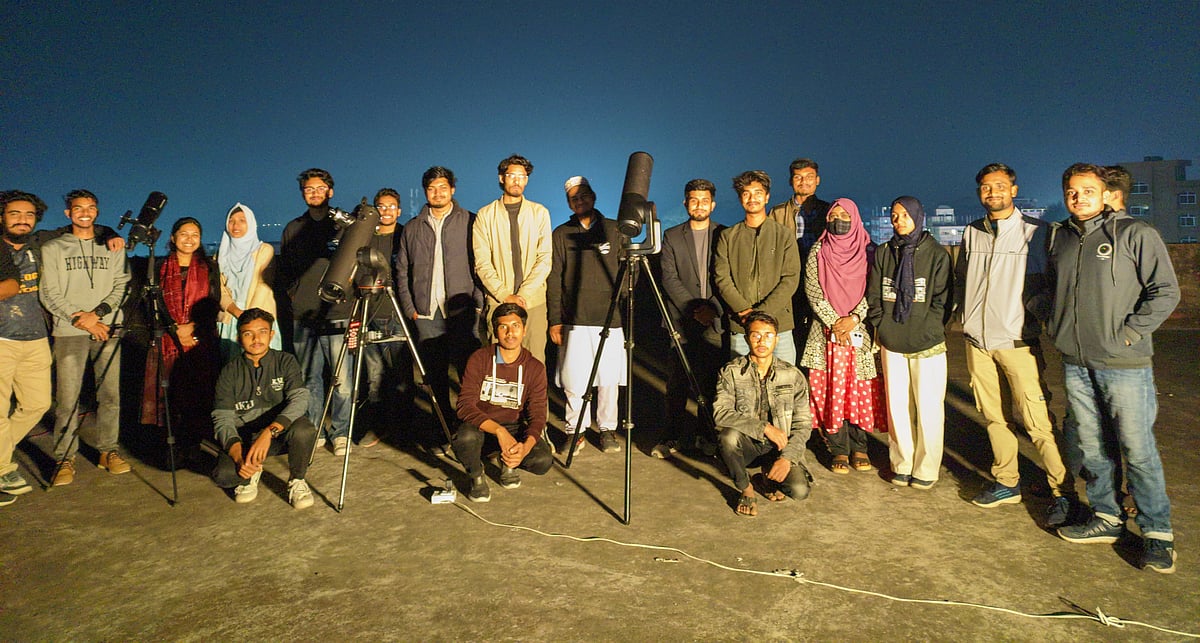 গ্রহগুচ্ছের মেলা পর্যবেক্ষণের আয়োজন করে বরিশাল বিশ্ববিদ্যালয় পদার্থবিজ্ঞান ক্লাব। তিন শতাধিক জ্যোতির্বিজ্ঞান অনুরাগী এতে অংশ নিয়ে অভূতপূর্ব দৃশ্য পর্যবেক্ষণ করেন। শনিবার রাতে বিশ্ববিদ্যালয়ের ছাত্র-শিক্ষককেন্দ্র (টিএসসি) ভবনের ছাদে