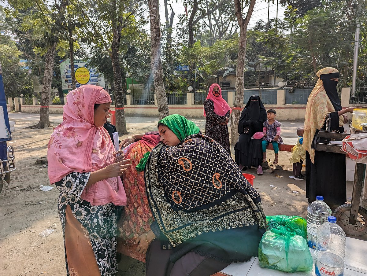 মিলন ব্যাপারীর স্বজনেরা কান্নায় ভেঙে পড়েছেন। রোববার সকালে শরীয়তপুর সদর হাসপাতাল মর্গের সামনে