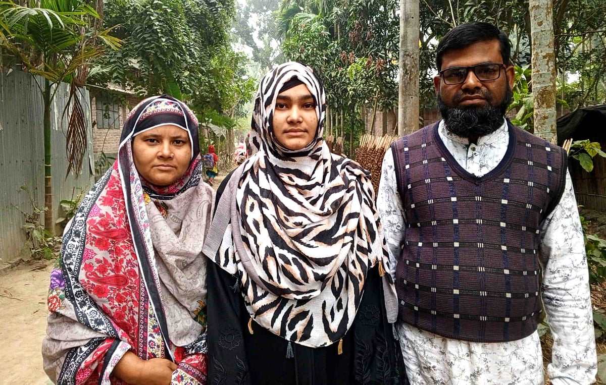 ব্র্যাক ব্যাংক -প্রথম আলো ট্রাস্টের ‘অপরাজেয় তারা’ শিক্ষাবৃত্তি পাওয়া সুমাইয়া হোসেন এবার মেডিকেল কলেজে ভর্তির সুযোগ পেয়েছে। মা-বাবার সঙ্গে সুমাইয়া (মাঝে)