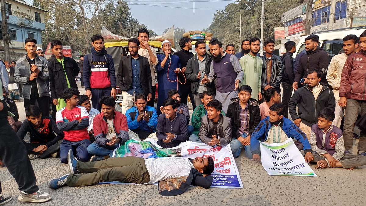 পঞ্চগড় আদালত চত্বরের সামনে দুপুর থেকে আন্দোলন করছে বৈষম্যবিরোধী ছাত্র আন্দোলন। আজ রোববার