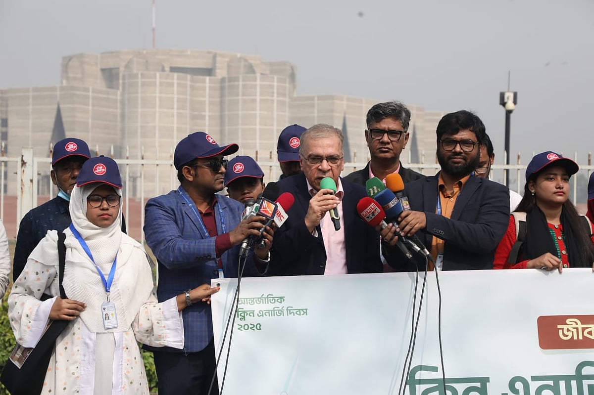 ‘ক্লিন এনার্জি: টেকসই ভবিষ্যৎ’ শিরোনামে টিআইবি আয়োজিত মানববন্ধনে বক্তব্য দেন প্রতিষ্ঠানটির নির্বাহী পরিচালক ইফতেখারুজ্জামান। জাতীয় সংসদ ভবনের সামনে আজ এ মানবন্ধন হয়