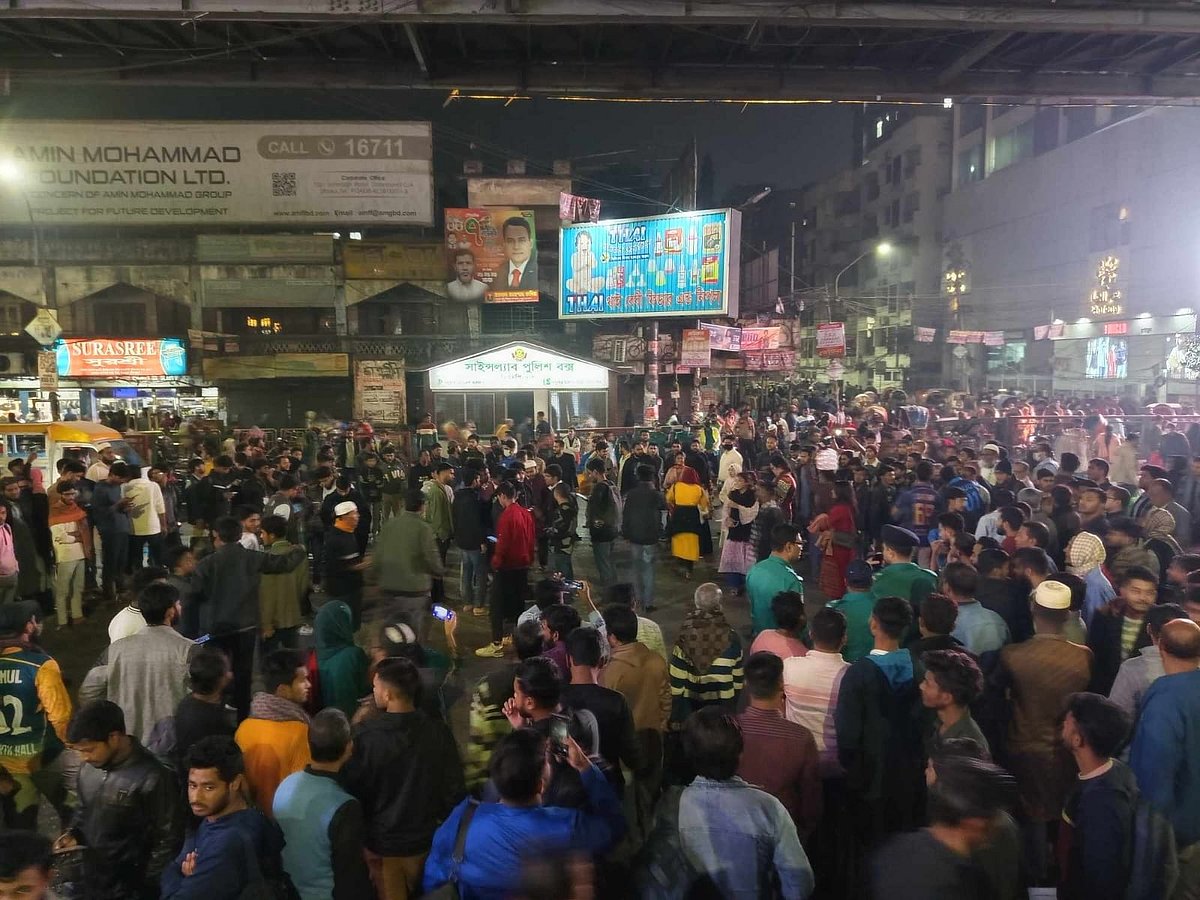 সায়েন্স ল্যাব মোড় অবরোধের কারণে শাহবাগ ও নিউমার্কেটমুখী সড়কে যান চলাচল বন্ধ হয়ে পড়েছে