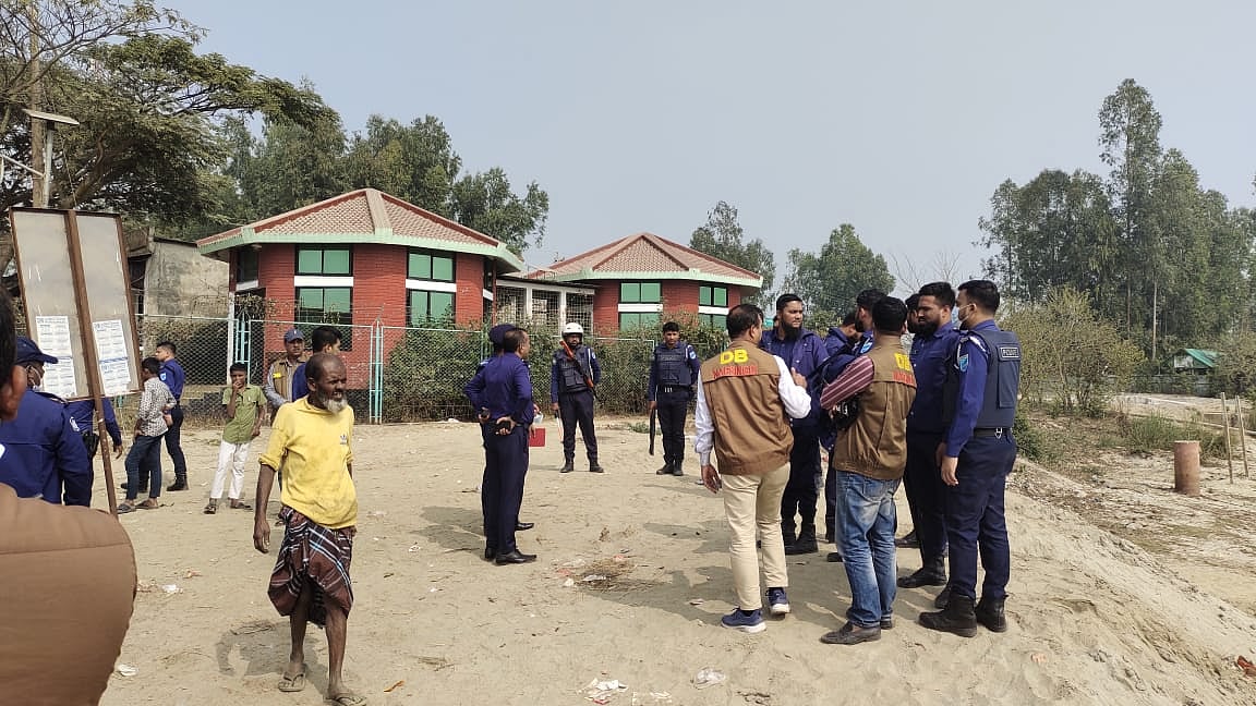 নরসিংদীর রায়পুরার চরাঞ্চল বাঁশগাড়ীতে দুই চেয়ারম্যানের সমর্থকদের সংঘর্ষে একজন নিহত হওয়ার পর ঘটনাস্থলে পুলিশের অবস্থান। আজ রোববার দুপুরে