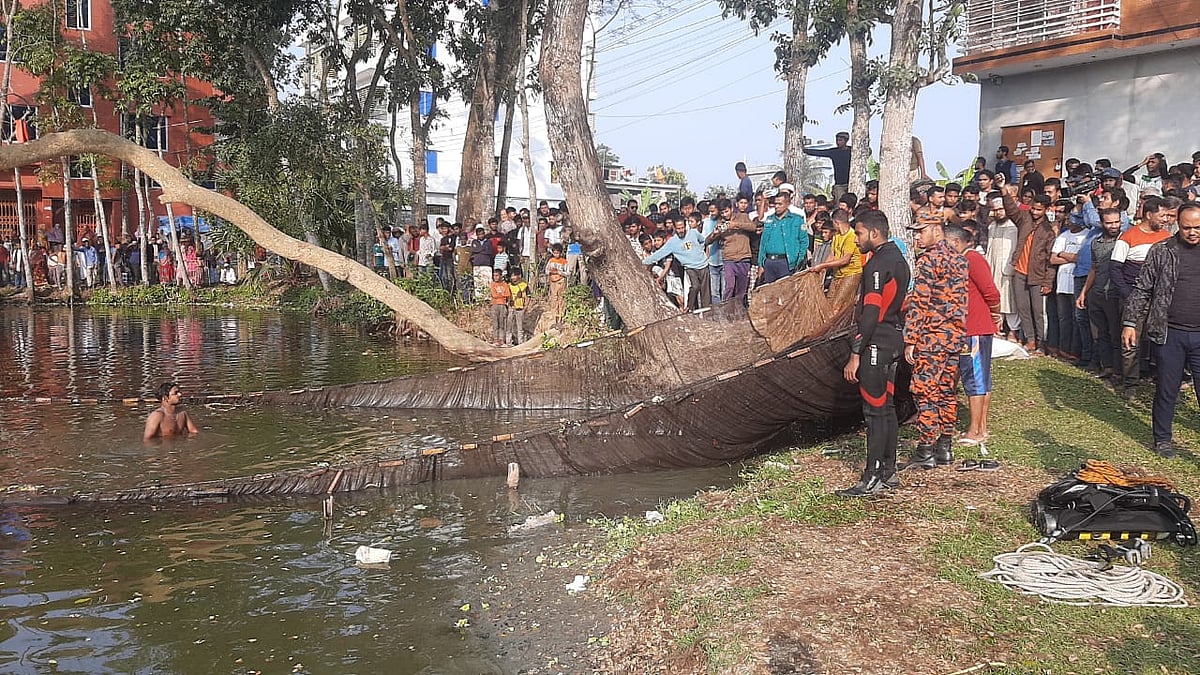 জেলেরা জাল টেনে মানুষের শরীরের খণ্ডিত অংশ উদ্ধারের চেষ্টা করছে। আজ রোববার বরিশাল নগরের কাশীপুরে