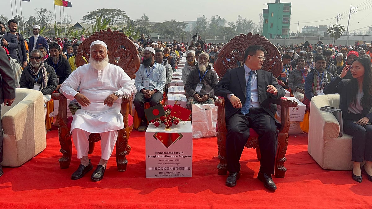 শীতবস্ত্র ও খাদ্যসামগ্রী বিতরণ অনুষ্ঠানে জামায়াতের আমির শফিকুর রহমান ও বাংলাদেশে নিযুক্ত চীনের রাষ্ট্রদূত ইয়াও ওয়েন। আজ গাজীপুরের কালিয়াকৈর উপজেলার সফিপুর ওয়ামীর স্কুলে।