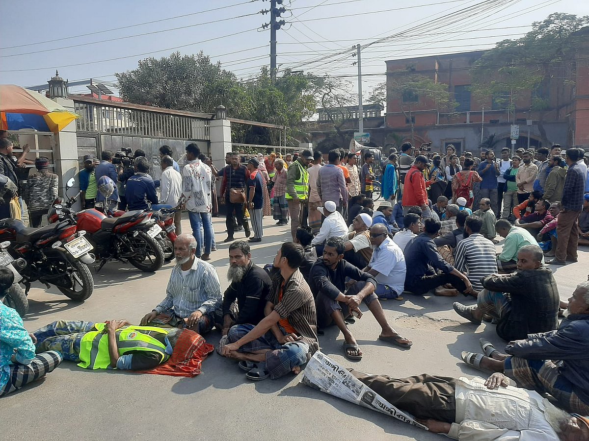 বরিশাল সিটি করপোরেশন শ্রমিক ইউনিয়ন ও হরিজন সম্প্রদায়ের সদস্যরা নগর ভবনের সামনে বিক্ষোভ ও মানববন্ধন করেছে। আজ রোববার দুপুরে