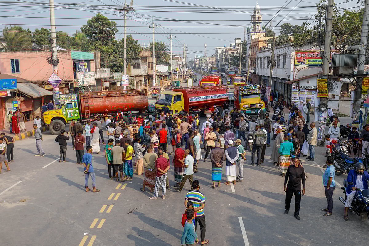 বিভাগীয় ট্যাংকলরি শ্রমিক ইউনিয়নের সাধারণ সম্পাদক আলী আযিমকে গ্রেপ্তারের প্রতিবাদে বিআইডিসি সড়কে ট্যাংকলরি আড়াআড়ি করে রেখেছেন শ্রমিকেরা। এতে যানবাহন চলাচল বন্ধ থাকায় ভোগান্তি পোহায় মানুষ