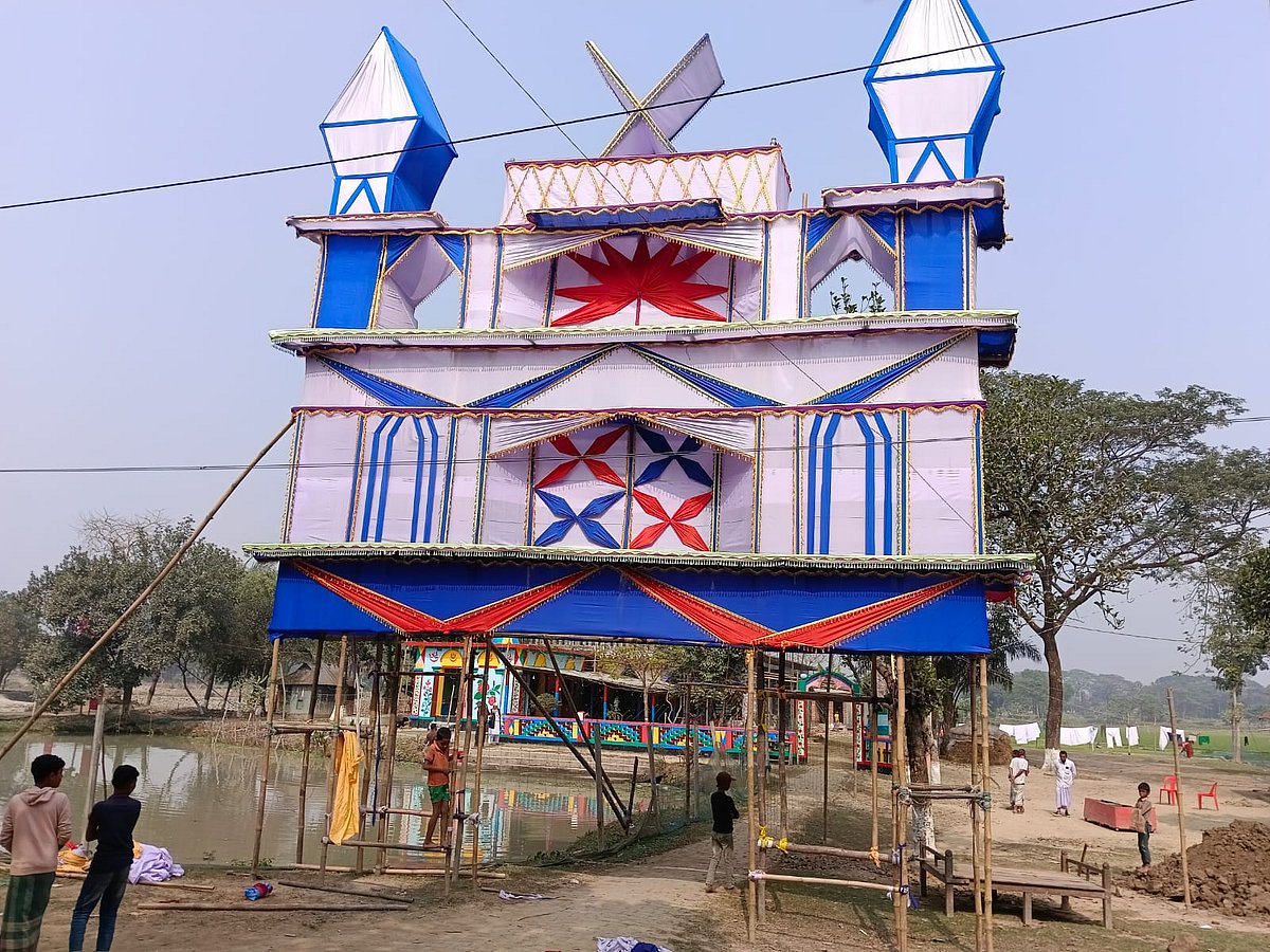 ময়মনসিংহের হজরত শাহ নেওয়াজ আলী ফকির (র.)-এর মাজারে ওরস উপলক্ষে তোরণ বানানো হয়েছে। রোববার সদর উপজেলার পাথালিয়া গ্রামের আউলিয়া বাজারে