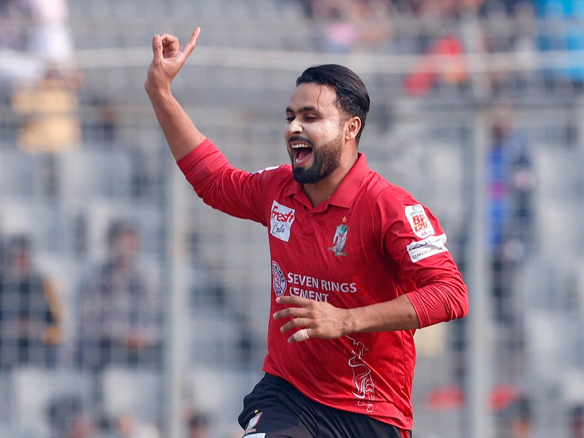 ৭ রানে ৫ উইকেট নিয়েছেন বরিশালের পাকিস্তানি পেসার ফাহিম আশরাফ