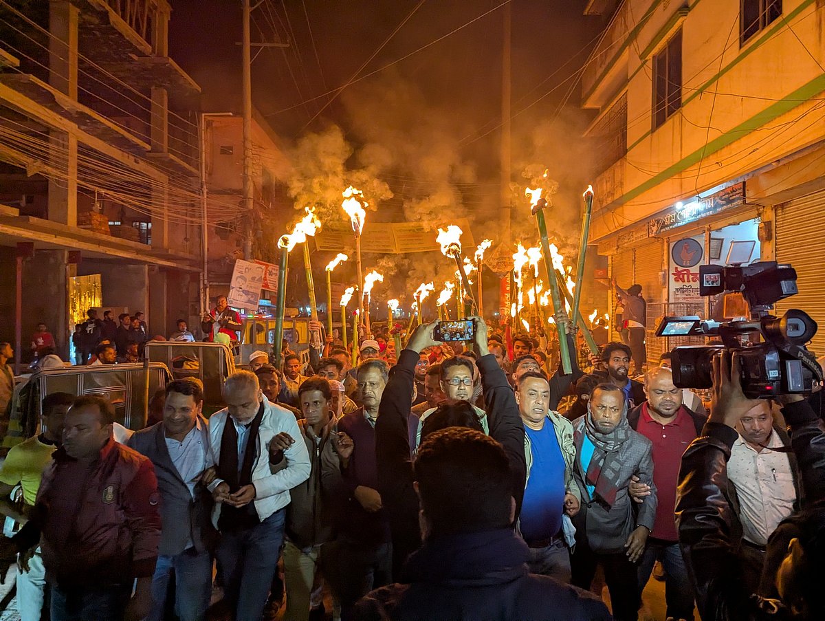 ব্রাহ্মণবাড়িয়ায় বিএনপির সম্মেলন বাতিলের দাবিতে মশাল নিয়ে একাংশের বিক্ষোভ মিছিল। রোববার সন্ধ্যায় শহরের পাওয়ার হাউস রোডে