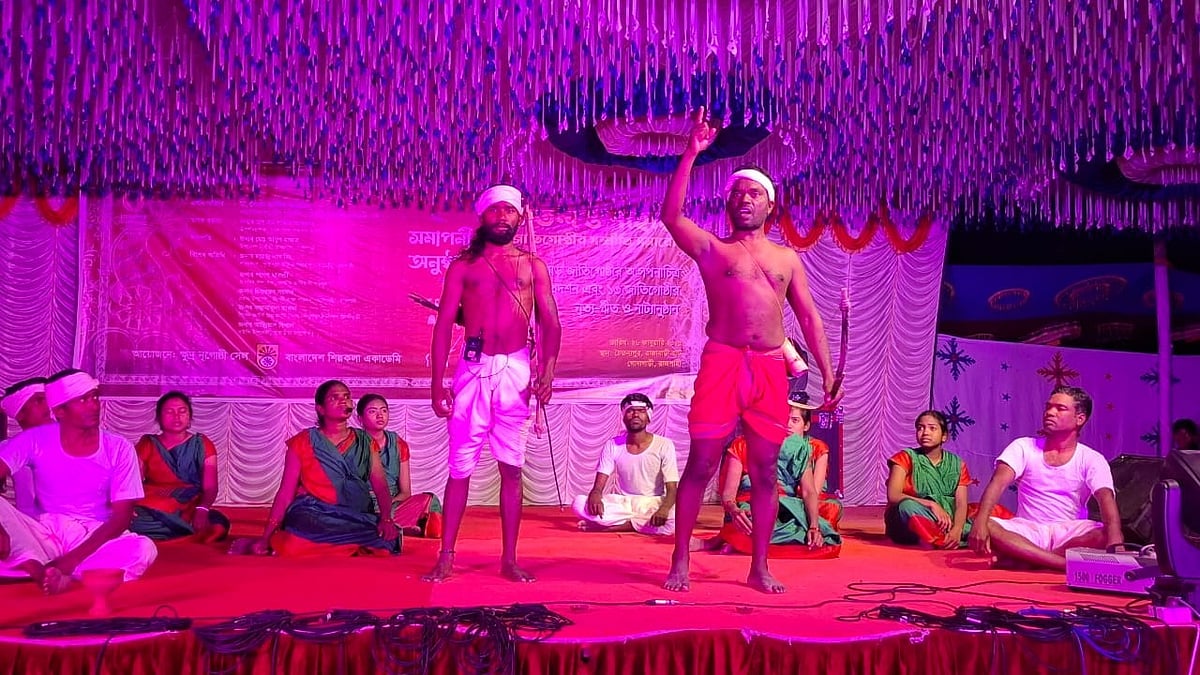 রাজশাহীর গোদাগাড়ী উপজেলার চৈতন্যপুর গ্রামে বাংলাদেশ শিল্পকলা একাডেমির ক্ষুদ্র নৃগোষ্ঠী সেল আয়োজিত সমতল ও পাহাড়ি জাতিগোষ্ঠীর সম্প্রীতি সমারোহ অনুষ্ঠানে মান্ওয়া নাট্যদলের নাটক ‘ডিটোম’–এর একটি দৃশ্য