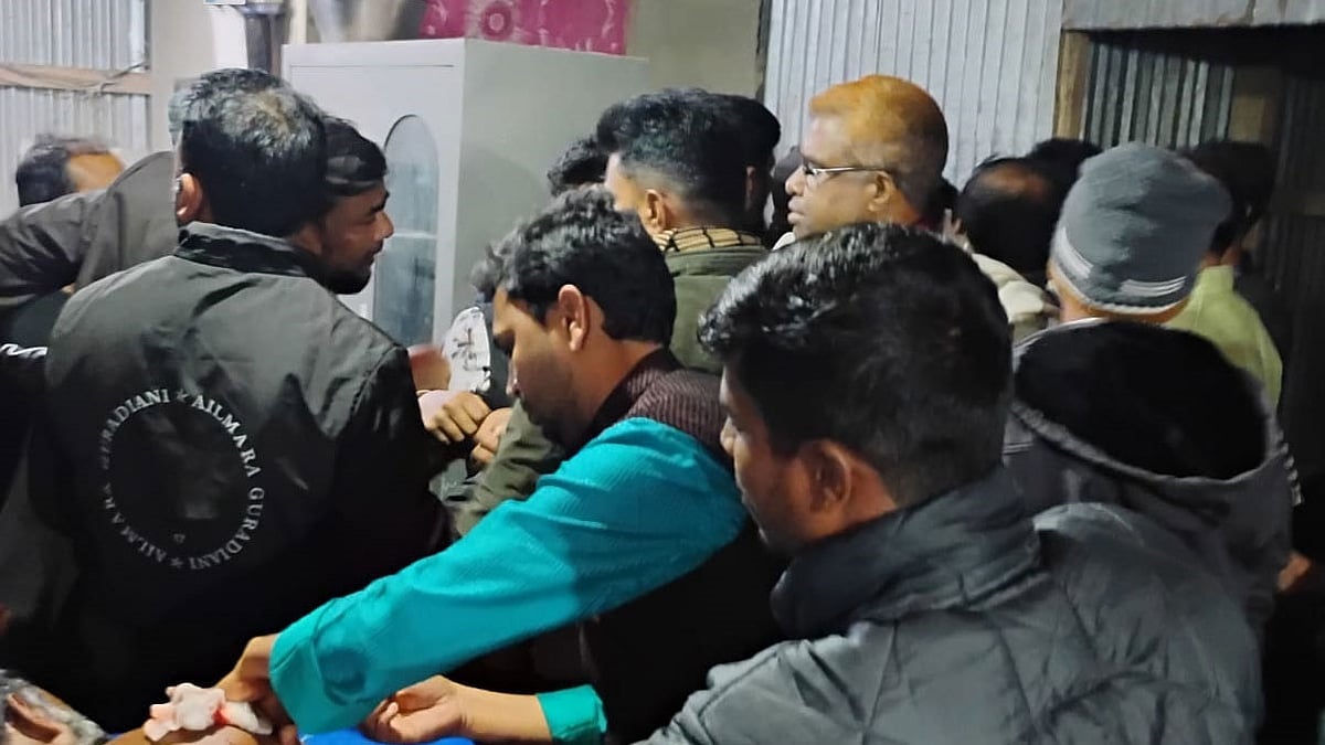 ফেনীর সোনাগাজীতে হামলায় আহত এক যুবদল কর্মীকে হাসপাতালে আনা হয়েছে। গতকাল রাতে উপজেলা স্বাস্থ্যকেন্দ্রে