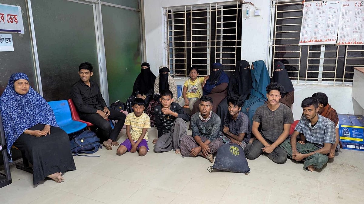 নৌবাহিনীর অভিযানে নারী–শিশুসহ উদ্ধার হওয়া ব্যক্তিরা