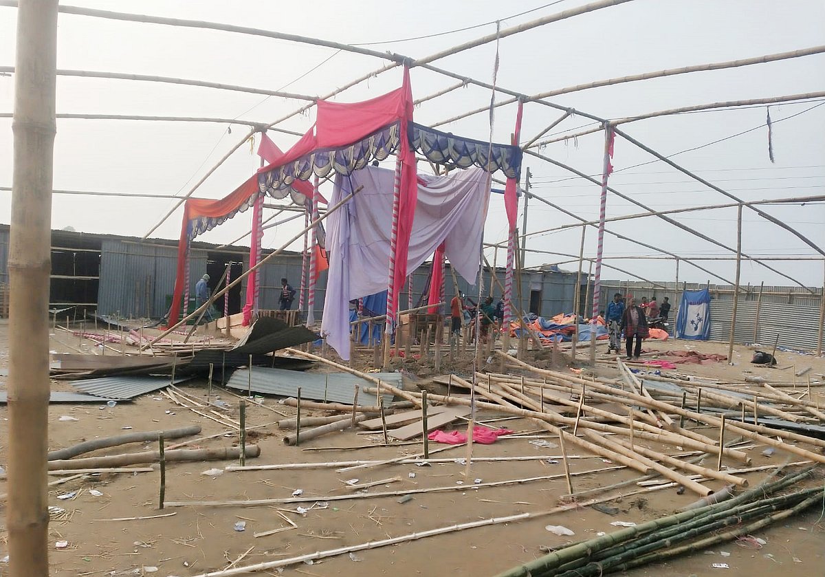 সেনাবাহিনী ও পুলিশ সদস্যদের উপস্থিতিতে যাত্রাপালার প্যান্ডেল ভেঙে দেওয়া হয়। আজ রোববার সকালে নওগাঁর নিয়ামতপুরে