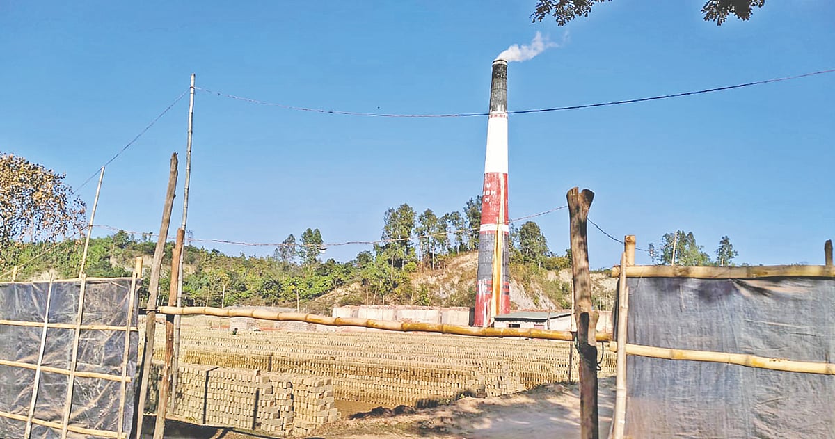 বান্দরবানের লামার ফাইতং ইউনিয়নে গড়ে ওঠা একটি অবৈধ ইটভাটা