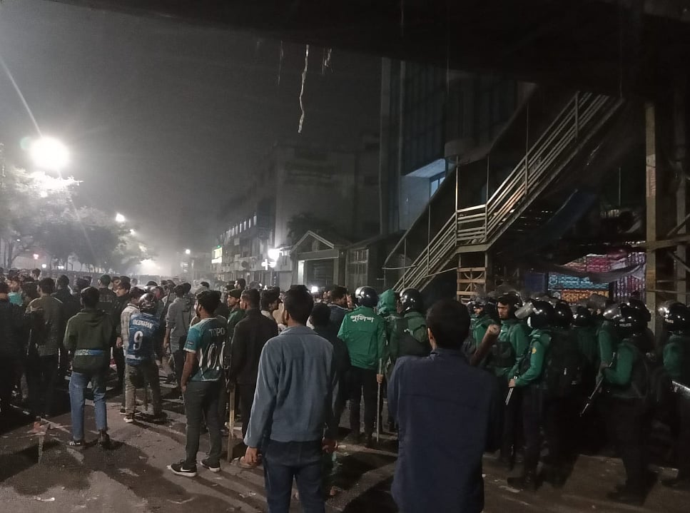 ঢাকা বিশ্ববিদ্যালয় ও সাত কলেজের শিক্ষার্থীদের পাল্টাপাল্টি ধাওয়া রাত সাড়ে ১২টার দিকে নিউ মার্কেটের সামনের এলাকায় ছড়িয়ে পড়ে