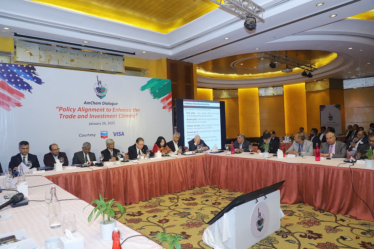 দেশে ব্যবসা ও বিনিয়োগ পরিবেশের উন্নয়নে নীতিসমর্থন বিষয়ক এক সংলাপে অর্থ উপদেষ্টা সালেহউদ্দিন আহমেদসহ অতিথিরা। আমেরিকান চেম্বার অব কমার্স ইন বাংলাদেশ (অ্যামচেম) গতকাল ঢাকার গুলশানের একটি হোটেলে এই সংলাপের আয়োজন করে