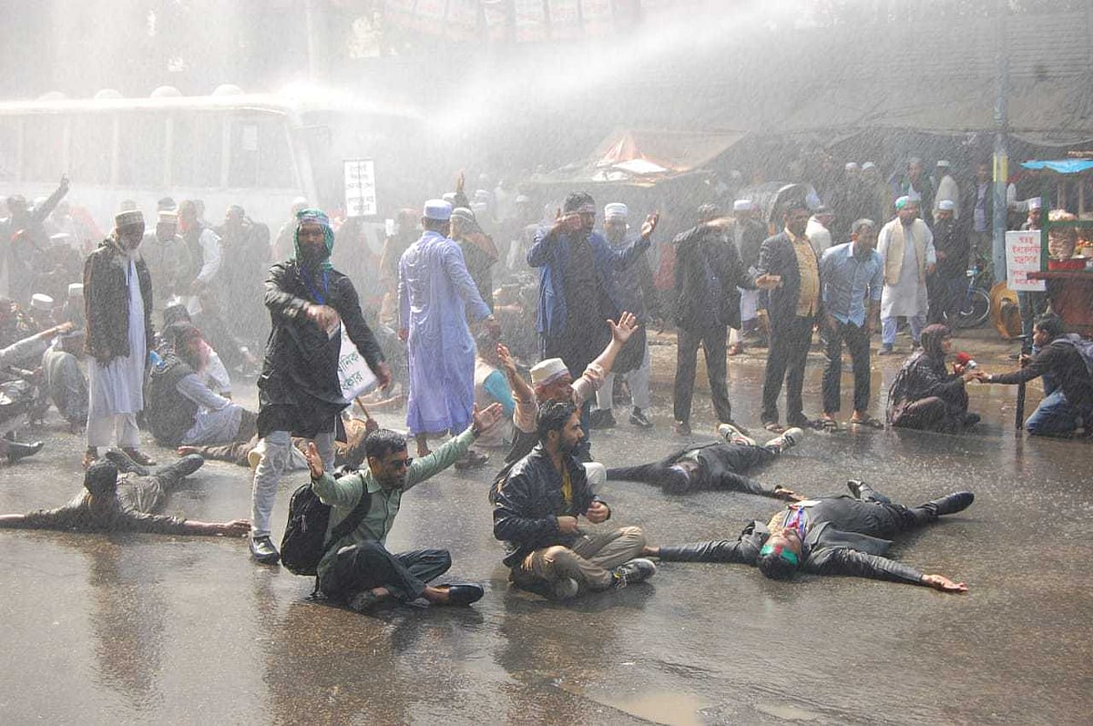 ইবতেদায়ি শিক্ষকদের সঙ্গে পুলিশের পাল্টাপাল্টি ধাওয়ার একপর্যায়ে সাউন্ড গ্রেনেড ও জলকামান নিক্ষেপ করে পুলিশ। আজ দুপুরে রাজধানীর শাহবাগ এলাকায়