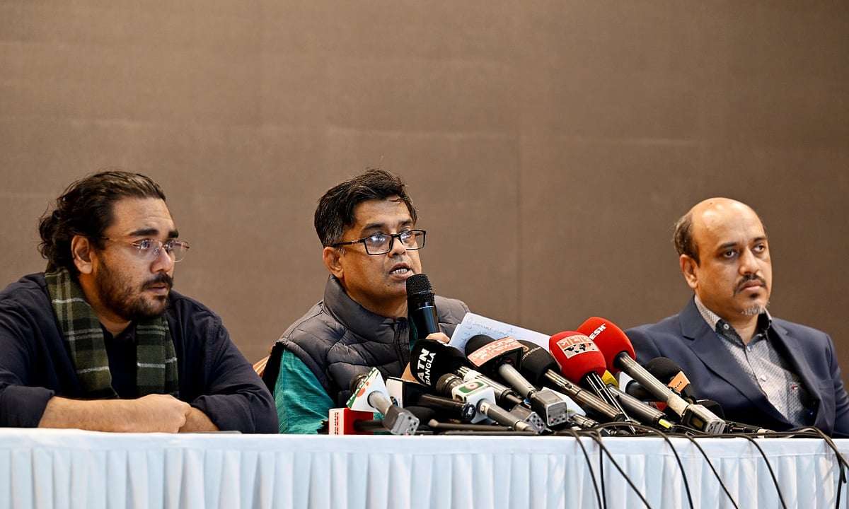 প্রধান উপদেষ্টার প্রেস উইং আয়োজিত সংবাদ ব্রিফিংয়ে বক্তব্য দেন প্রেস সচিব শফিকুল আলম। ফরেন সার্ভিস একাডেমি, ঢাকা, ২৬ জানুয়ারি