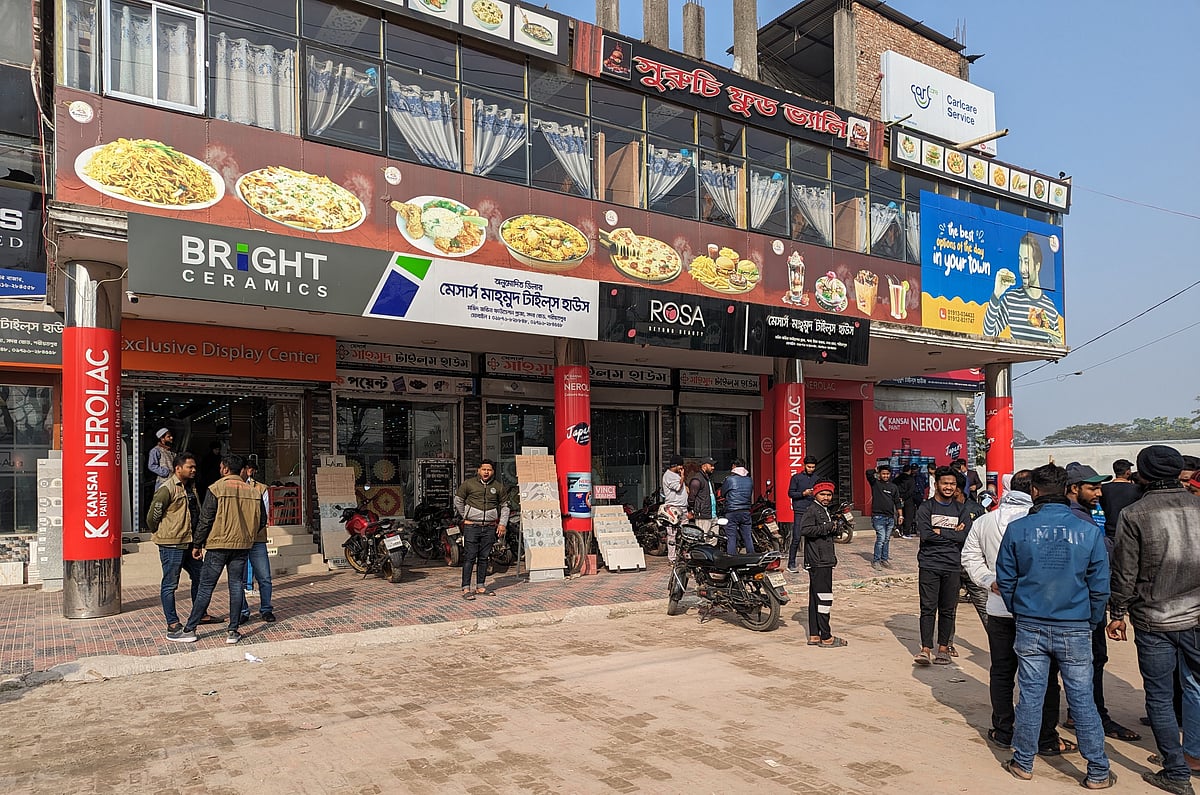 শরীয়তপুর জেলা শহরের পালং এলাকায় সাবেক আইজিপি শহীদুল হকের বিপণিবিতানের একটি প্রতিষ্ঠানে শনিবার দিবাগত রাতে ডাকাতি হয়েছে