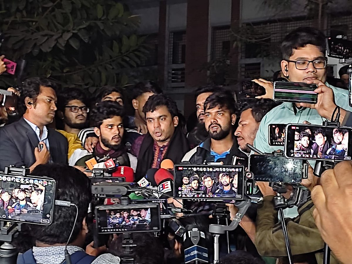 সন্ধ্যায় সাত কলেজের শিক্ষকদের সঙ্গে মতবিনিময় সভা শেষে সাংবাদিকদের ব্রিফ করেন শিক্ষার্থীরা