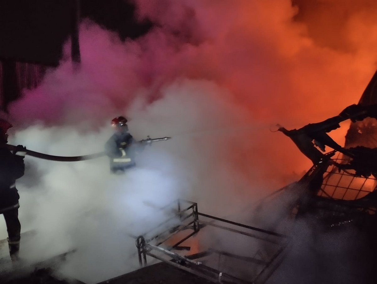 আগুন নিয়ন্ত্রণে কাজ করছেন ফায়ার সার্ভিসের কর্মীরা। গতকাল দিবাগত রাত দেড়টার দিকে চট্টগ্রামের সীতাকুণ্ডের সলিমপুর ইউনিয়নে