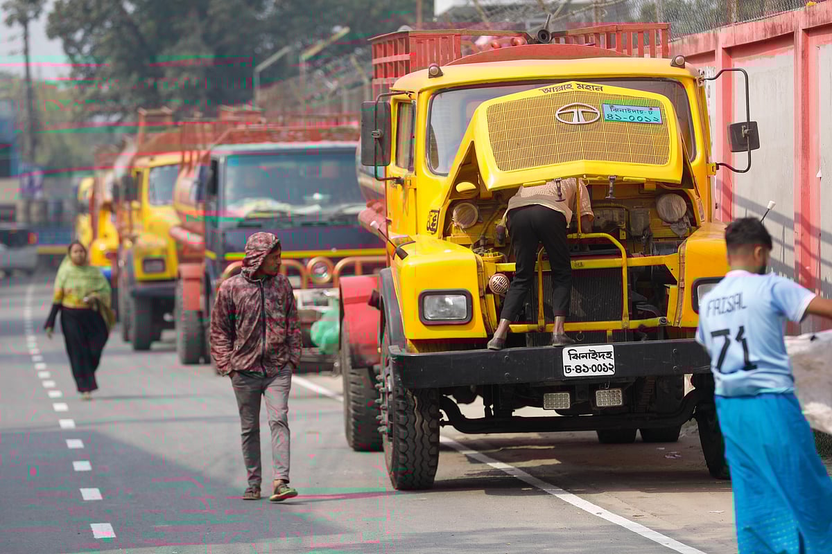 বিভাগীয় ট্যাংকলরি শ্রমিক ইউনিয়নের সাধারণ সম্পাদক আলী আজিমকে গ্রেপ্তারের প্রতিবাদে খুলনার ট্যাংকলরি শ্রমিকেরা কর্মবিরতি পালন করছেন। এ সময় ট্যাংকলরিগুলোকে সড়কের পাশে লাইন করে দাঁড় করিয়ে রাখা হয়