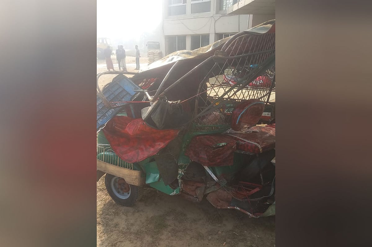 চট্টগ্রামের দোহাজারীর বিওসি মোড়ে সড়ক দুর্ঘটনায় দুমড়েমুচড়ে যাওয়া সিএনজিচালিত অটোরিকশা। আজ ভোরে