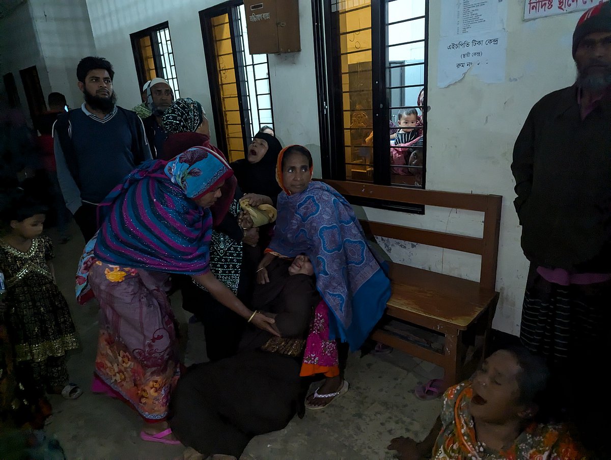 নিহত সুজন হাওলাদারের স্বজনদের আহাজারি। সোমবার সন্ধ্যায় বাউফল উপজেলা স্বাস্থ্য কমপ্লেক্সে