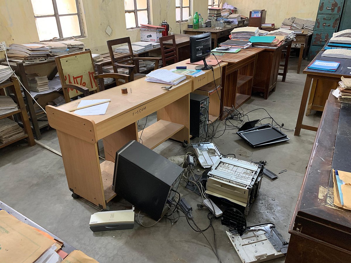 রাজশাহী চিনিকলের প্রশাসন ভবনে হামলা চালিয়ে ভাঙচুর করা হয়। আজ সোমবার দুপুরে