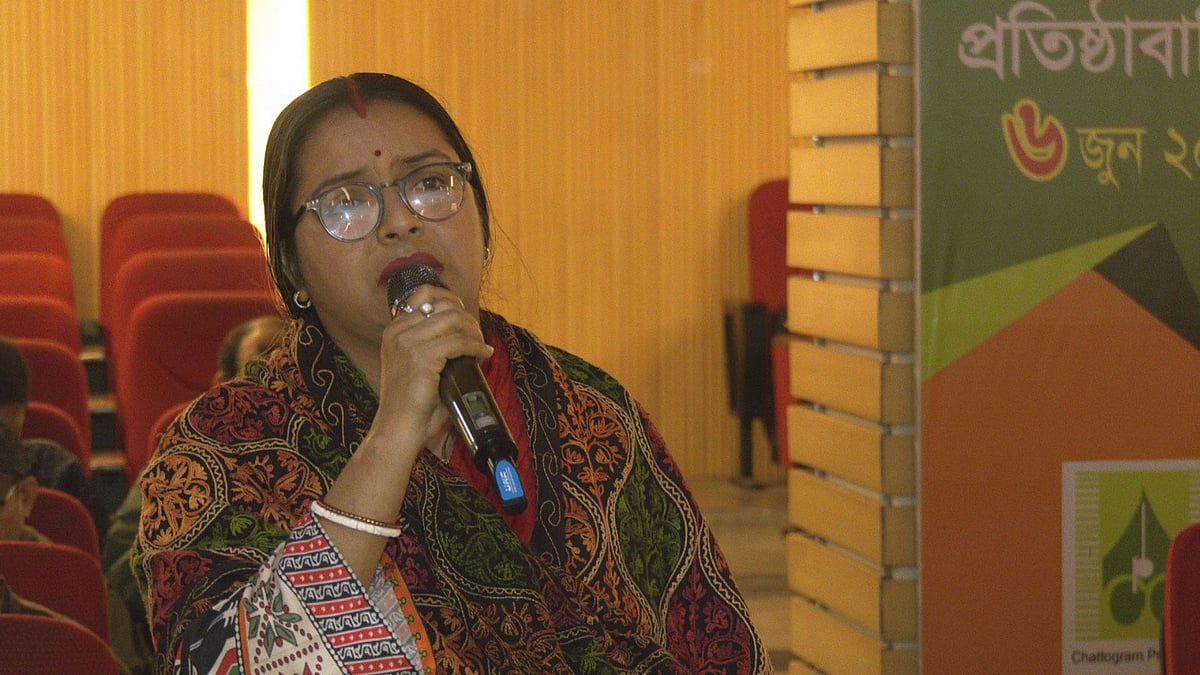 গণশুনানিতে বক্তব্য দেন বাজার উচ্ছেদ ও নদী দখলের কারণে ক্ষতিগ্রস্ত নারী পান্না দাস। আজ দুপুর ১২টায় চট্টগ্রাম প্রেস ক্লাব মিলনায়তনে