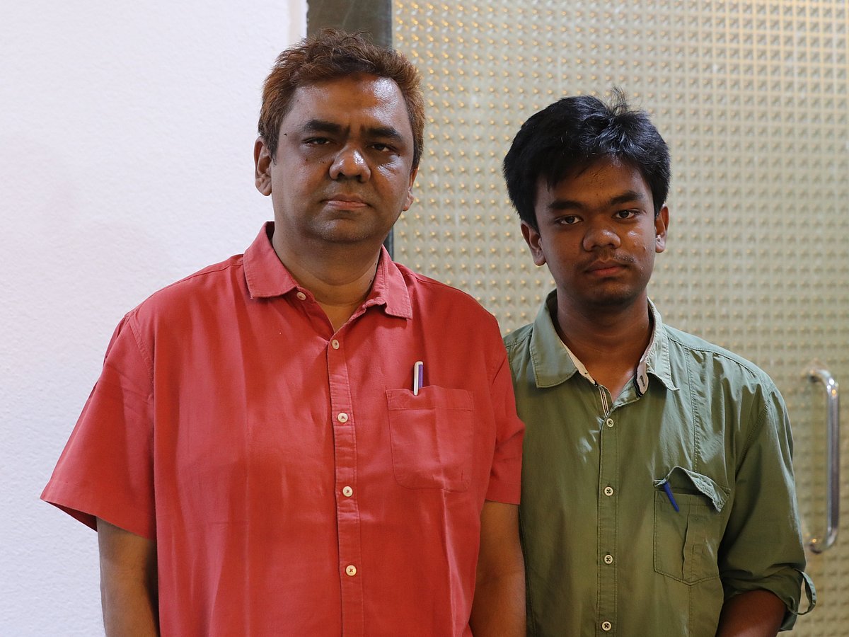 প্রয়াত গ্র্যান্ডমাস্টার জিয়াউর রহমানের সঙ্গে তাঁর ছেলে তাহসিন তাজওয়ার