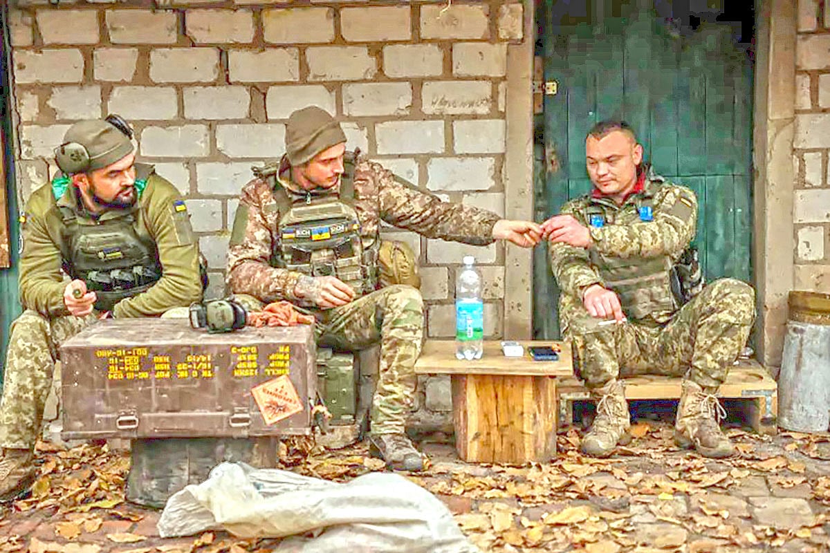 আমরা যুদ্ধের মধ্যে বসবাস করি। কিন্তু ভয় আমাদের জীবনকে নিয়ন্ত্রণ করতে পারে না