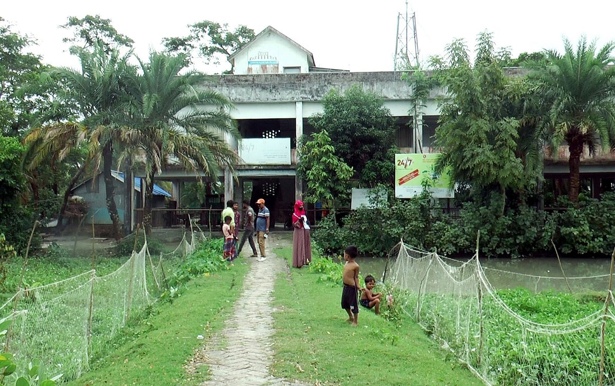 নোয়াখালীর হাতিয়া উপজেলার নিঝুম দ্বীপের ইউনিয়ন স্বাস্থ্য ও পরিবার কল্যাণ কেন্দ্র। যেখানে নেই কোনো চিকিৎসক। সম্প্রতি তোলা