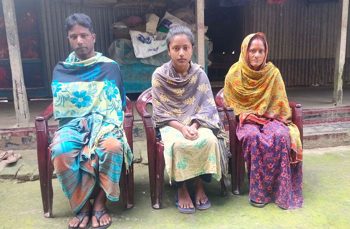 মা ও বাবার সঙ্গে নন্দিনী রানী সরকার। গতকাল রোববার সকালে মানিকগঞ্জ সদর উপজেলার গিলন্ড গ্রামে