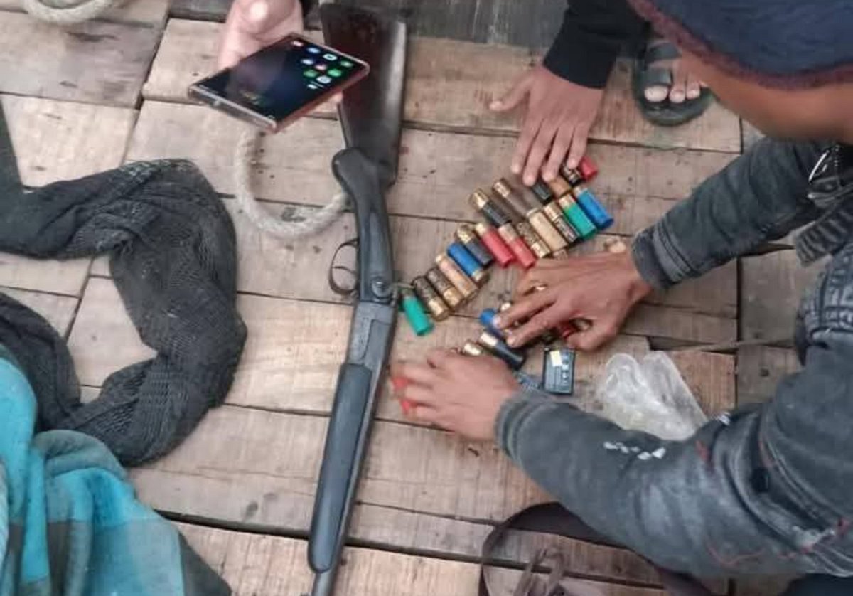 ডাকাতদের কাছ থেকে উদ্ধার হওয়া অস্ত্র ও গুলি