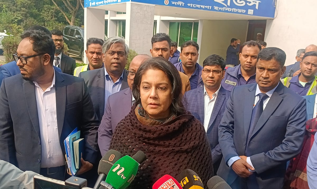 ফরিদপুর সফরে গিয়ে সাংবাদিকদের সঙ্গে কথা বলেন পরিবেশ, বন ও জলবায়ু পরিবর্তন মন্ত্রণালয় ও পানিসম্পদ মন্ত্রণালয়ের উপদেষ্টা রিজওয়ানা হাসান। আজ সোমবার দুপুরে ফরিদপুর নদী গবেষণা ইনস্টিটিউটে