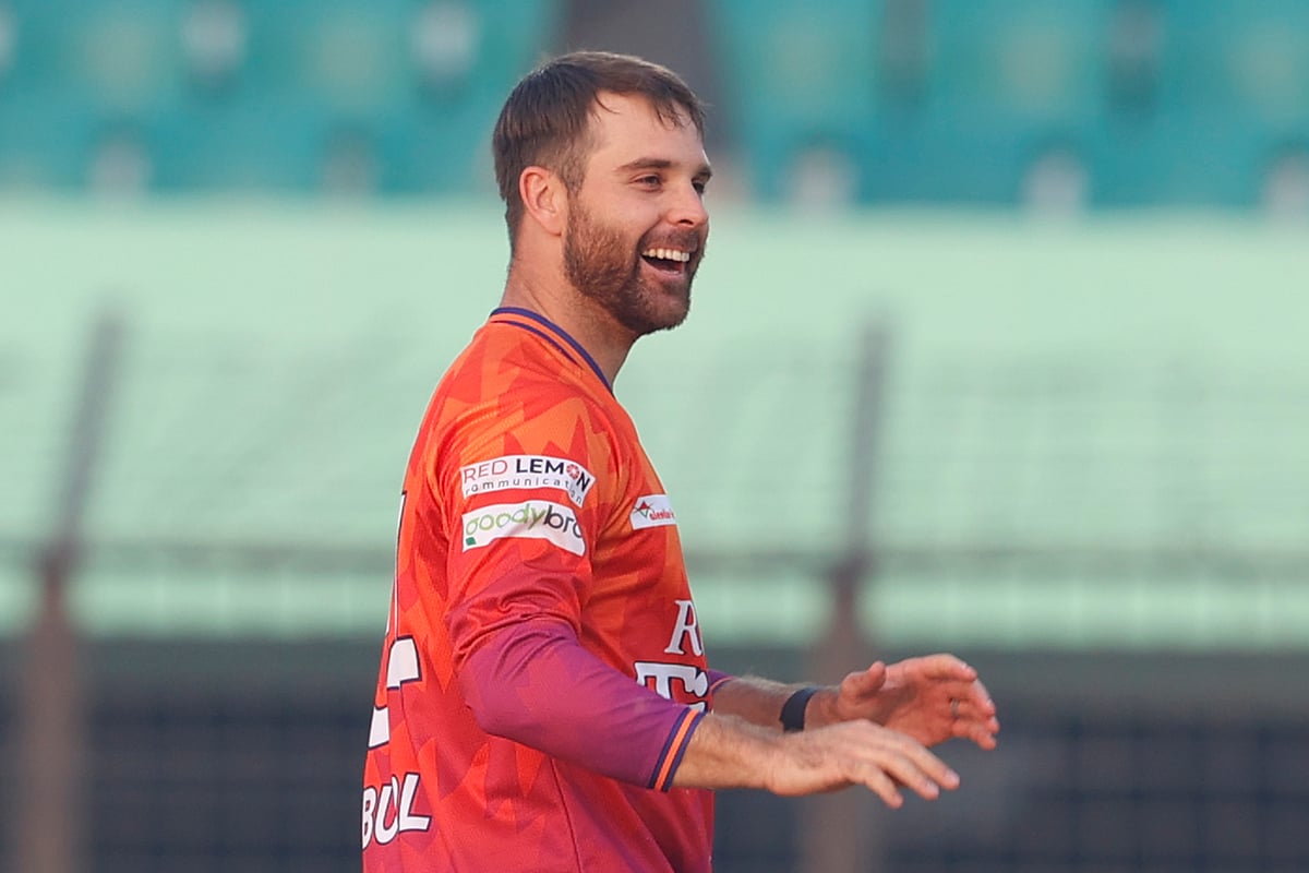 অবশেষে দেশে ফেরার টিকিট হাতে পেয়েছেন দুর্বার রাজশাহীর জিম্বাবুইয়ান খেলোয়াড় রায়ান বার্ল