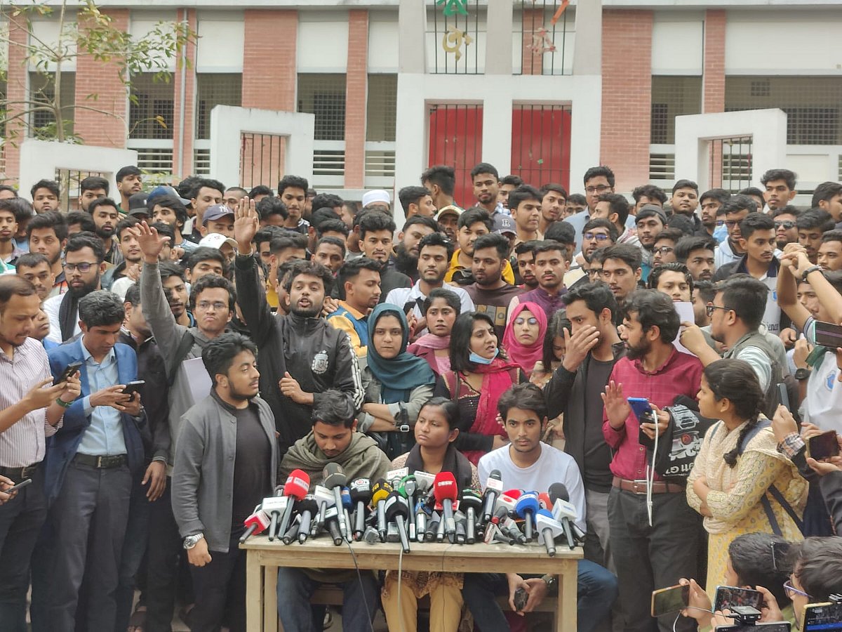 ঢাকা কলেজ প্রাঙ্গণে সাত কলেজের শিক্ষার্থীদের সংবাদ সম্মেলন