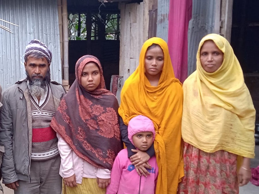মা-বাবা ও বোনদের সঙ্গে মাকসুদা (বাঁ থেকে দ্বিতীয়)। গত বুধবার লালমনিরহাট সদর উপজেলার মোগলহাট ইউনিয়নের ফুলগাছ গ্রামে