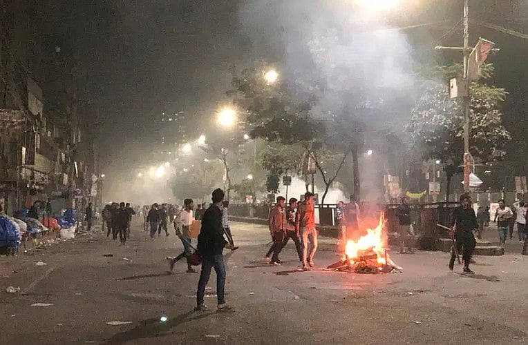 ঢাকা বিশ্ববিদ্যালয় ও সাত কলেজের শিক্ষার্থীদের মধ্যে সংঘর্ষ। রোববার মধ্যরাতে।