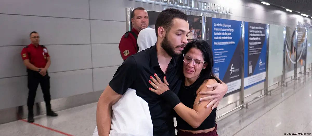 শরণার্থীদের হাতকড়া পরিয়ে ব্রাজিলে পাঠানোর অভিযোগ উঠেছে যুক্তরাষ্ট্রের বিরুদ্ধে