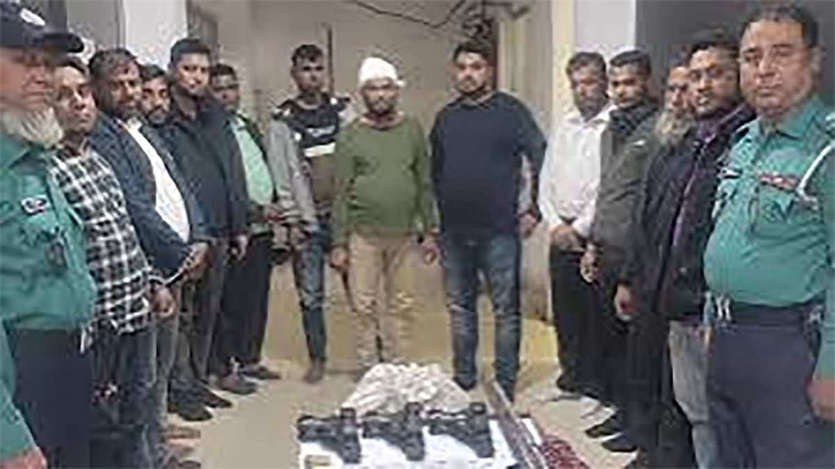 গোয়েন্দা পরিচয়ে ডাকাতি করতে গিয়ে পুলিশের হাতে গ্রেপ্তার ১২ জন