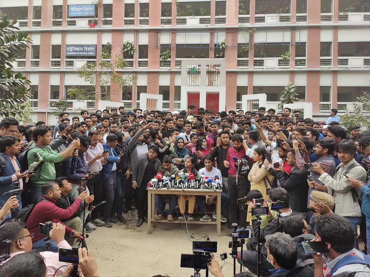 ঢাকা কলেজের শহীদ মিনারের সামনে সাত কলেজের শিক্ষার্থীরা সংবাদ সম্মেলন করেন