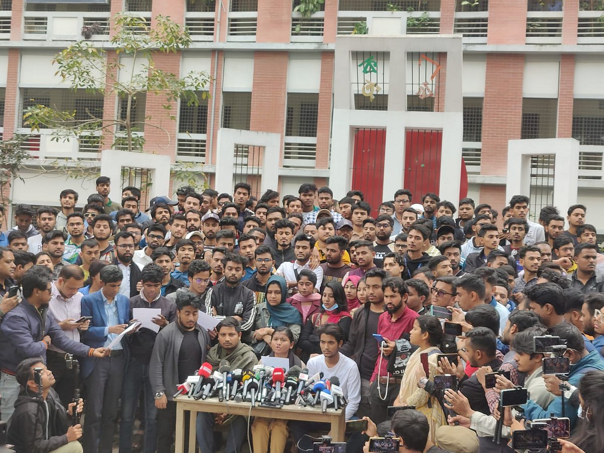 ঢাকা কলেজ প্রাঙ্গণে সাত কলেজের শিক্ষার্থীদের সংবাদ সম্মেলন