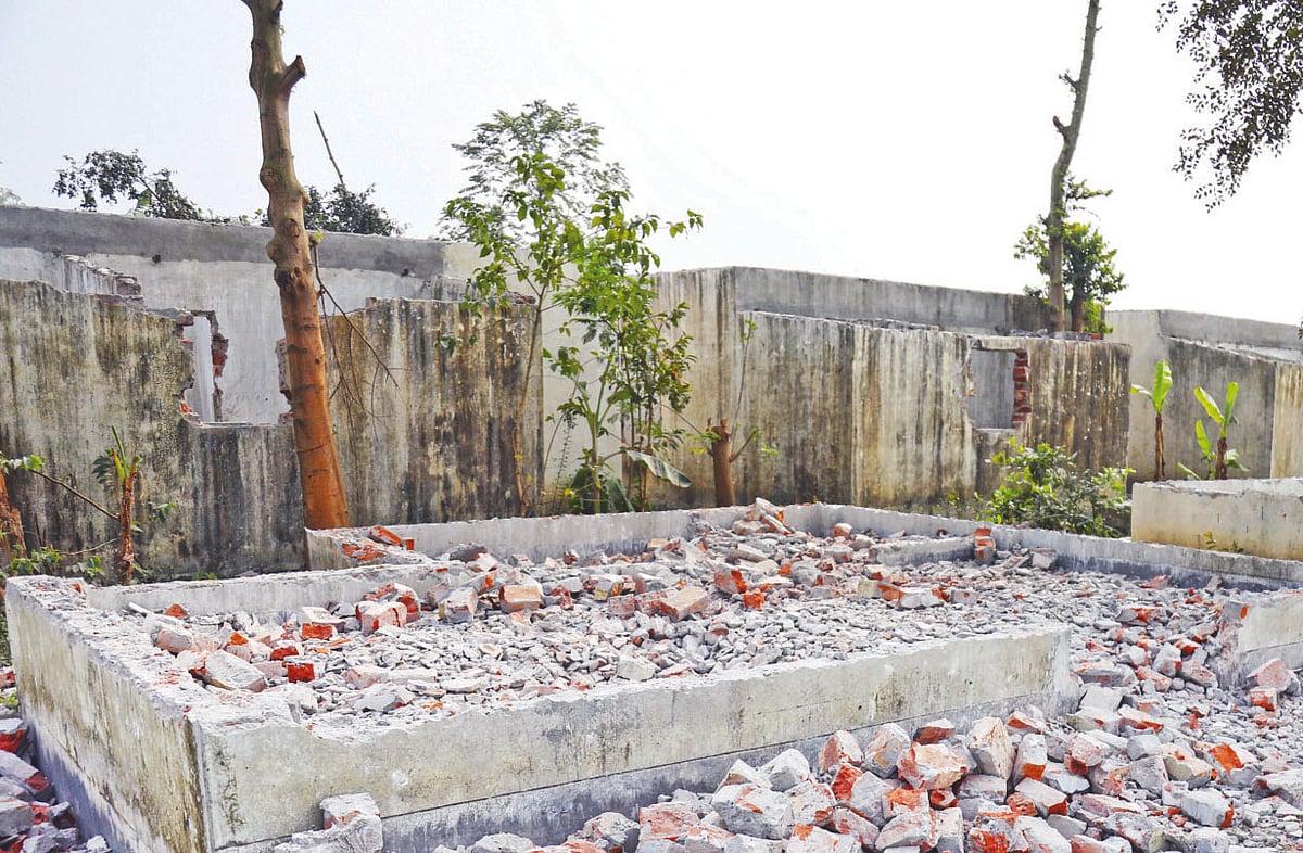 আশ্রয়ণ প্রকল্পের বাসিন্দাদের গুঁড়িয়ে দেওয়া ঘর। ২১ জানুয়ারি পাবনা সদর উপজেলার ভাঁড়ারা ইউনিয়নের পশ্চিম জামুয়া এলাকায়