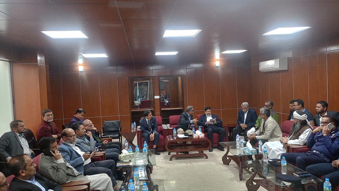 কর্মবিরতি থেকে সরাতে রেলের রানিং স্টাফদের নিয়ে আজ মঙ্গলবার দুপুরে কমলাপুর রেলস্টেশনে বৈঠকে বসেছিলেন রেলপথ মন্ত্রণালয়ের সচিব মো. ফাহিমুল ইসলাম। তবে কোনো সমাধান ছাড়াই ওই বৈঠক শেষ হয়েছে