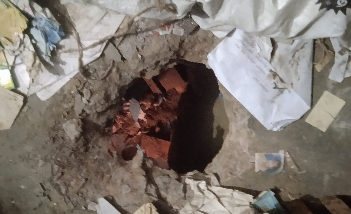 সোনালী ব্যাংকের লালমনিরহাটের বড়বাড়িহাট সোনালী ব্যাংক শাখার ভাণ্ডারকেক্ষের মেঝেতে খোঁড়া ছয় ফুট গভীর গর্ত। আজ মঙ্গলবার সকালে